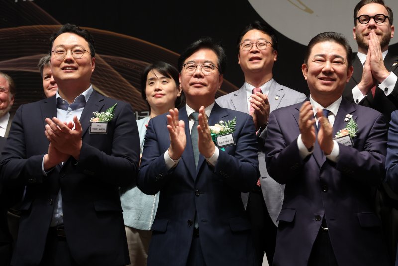 [서울=포 카드 포커] 홍효식 기자 = 김병기(앞줄 오른쪽부터) 더불어민주당 당대표 직무대행 겸 원내대표, 송언석 국민의힘 비상대책위원장 겸 원내대표, 천하람 개혁신당 당대표 권한대행 겸 원내대표가 9일 서울 중구 프레스센터에서 열린 한국외국어신문협회 창립 10주년 기념식에서 기념촬영하고 있다. 2025.07.09. yesphoto@newsis.com