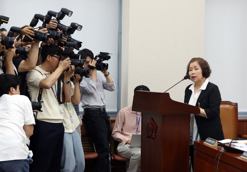 [서울=뉴시스] 고승민 기자 = 손효숙 리박스쿨 대표가 10일 서울 여의도 포 카드 포커서 열린 교육위원회의 리박스쿨 청문회에서 의원 질의에 답하고 있다. 2025.07.10. kkssmm99@newsis.com