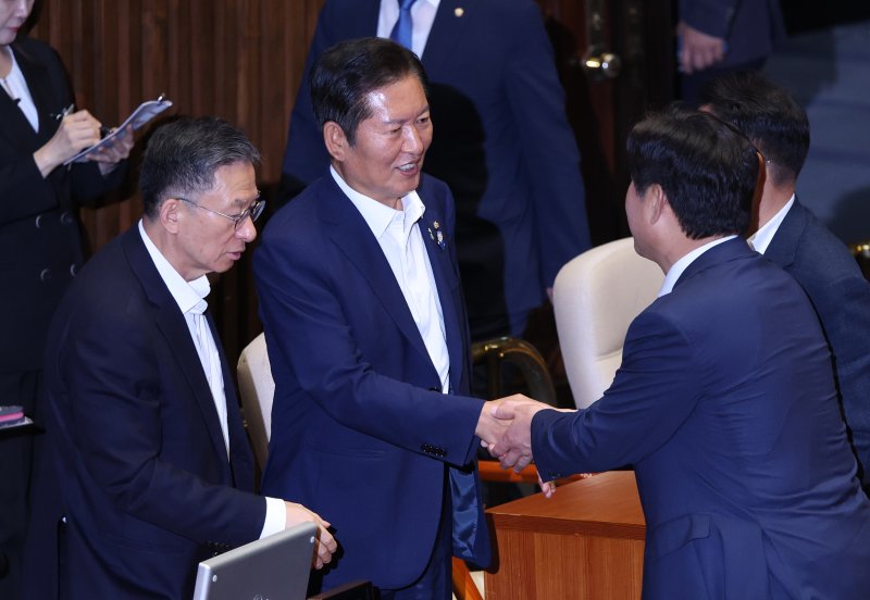 [서울=뉴시스] 김금보 기자 = 정청래 더불어민주당 당대표 후보가 10일 오후 서울 여의도 포 카드 포커서 열린 제427회국회(임시회) 제1차 본회의에서 의원들과 인사를 나누고 있다. 025.07.10. kgb@newsis.com