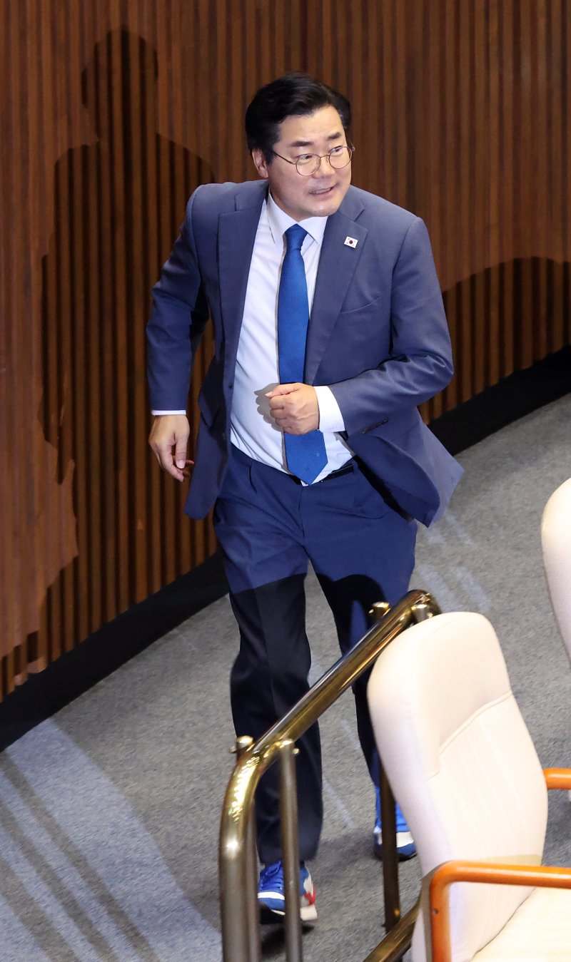 [서울=뉴시스] 김금보 기자 = 박찬대 더불어민주당 당대표 후보가 10일 오후 서울 여의도 포 카드 포커서 열린 제427회국회(임시회) 제1차 본회의에서 국민의힘 의원들과 인사하기 위해 이동하고 있다. 2025.07.10. kgb@newsis.com
