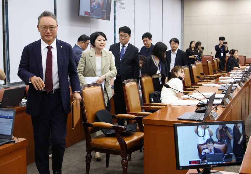 [서울=뉴시스] 김금보 기자 = 국회 보건복지위원회 국민의힘 의원들이 10일 서울 여의도 포 카드 포커서 열린 보건복지위원회 전체회의에서 국무위원후보자(보건복지부장관 정은경) 인사청문요청안 처리 도중 후보자 자격에 문제를 제기하며 퇴장하고 있다. 2025.07.10. kgb@newsis.com