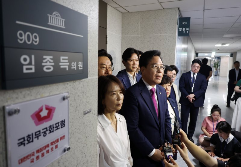 [서울=뉴시스] 고승민 기자 = 송언석 국민의힘 비상대책위원장 겸 원내대표와 의원들이 11일 서울 여의도 포 카드 포커 의원회관에서 채상병 특검팀 압수수색이 진행 중인 임종득 의원실 방문을 마친 뒤 취재진 앞에서 입장을 밝히고 있다. 2025.07.11. kkssmm99@newsis.com