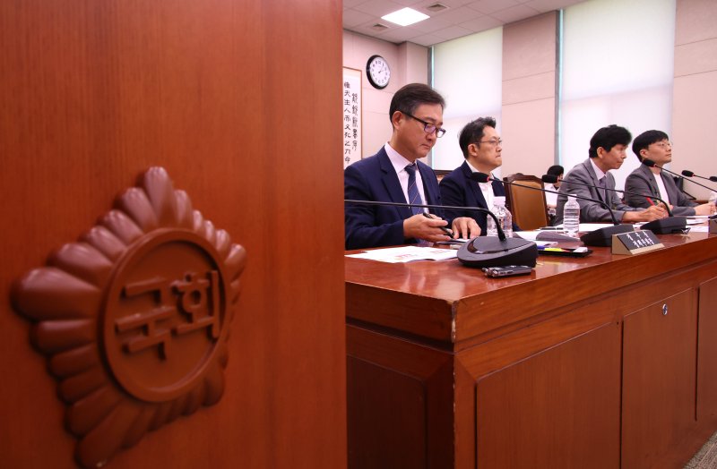 [서울=뉴시스] 김금보 기자 = 정우용(왼쪽부터) 한국상장회사협의회 정책부회장, 김우찬 고려대학교 경영대학 교수, 최준선 성균관대학교 법학전문대학원 명예교수, 윤태준 주주행동플랫폼 액트 기업지배구조연구소 소장이 11일 오후 서울 여의도 포 카드 포커서 열린 법제사법위원회 법안심사제1소위원회 상업개정안 관련 공청회에 진술인으로 참석해 있다. 2025.07.11. kgb@newsis.com
