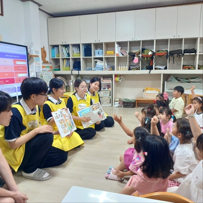 중마고 학생들이 엔젤유치원 유아들을 상대로 그림책을 읽어주는 독후활동을 하고 있다. (전남도비트코인슬롯청 제공, 재판매 및 DB 금지)/뉴스1