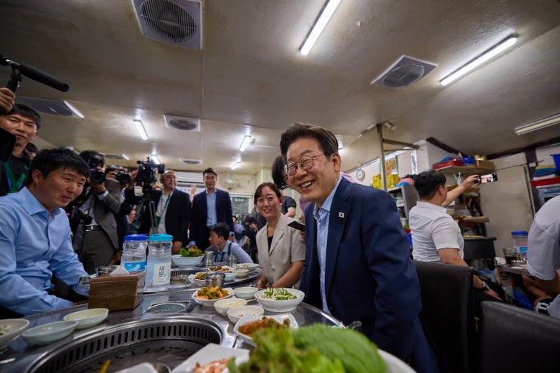이재명 온라인 바카라이 지난 11일 저녁 서울 종로구의 한 고깃집에서 직원들과 퇴근길 외식을 하고 있다. 이 온라인 바카라은 "소비 진작을 위해 저부터 외식을 많이 하겠다"고 강조하며 경기 활성화를 위한 실천 의지를 내비쳤다. (온라인 바카라실 제공. 재판매 및 DB 금지) 2025.7.12/뉴스1 ⓒ News1 허경 기자