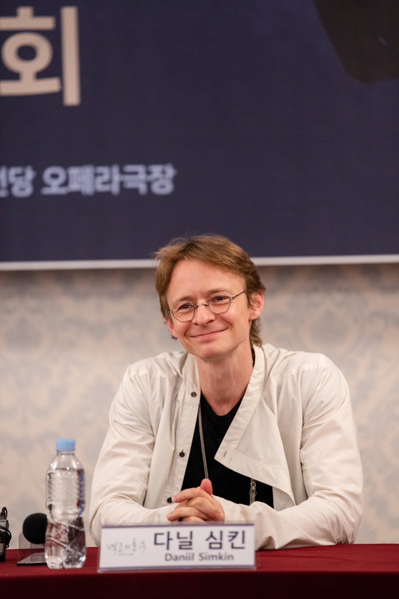 [서울=뉴시스]발레리노 다닐 심킨이 8일 서울 광진구 유니버설아트센터에서 열린 2025 예술의전당&유니버설발레단 '백조의 호수' 기자간담회에서 질문을 듣고 있다. (사진=ⓒ유니버설발레_Lyeowon Kim 제공)