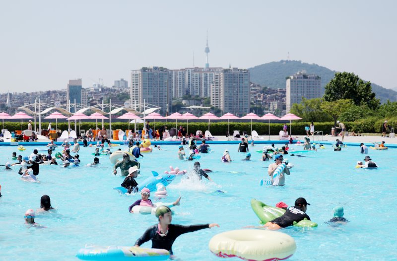 [서울=뉴시스] 김진아 기자 = 무더운 날씨를 보인 22일 서울 서초구 잠원한강공원 수영장을 찾은 시민들과 어린이들이 물놀이를 하며 즐거운 시간을 보내고 있다. 뚝섬·여의도·잠원한강공원 수영장과 잠실·양화·난지한강공원 쇼미더벳은 8월 31일까지 73일간 운영한다. 2025.06.22. bluesoda@newsis.com
