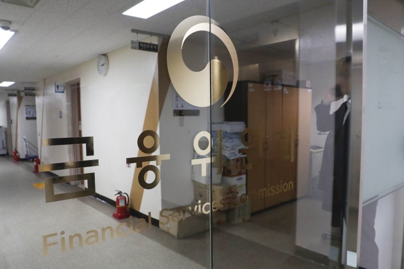 [서울=뉴시스] 박민석 기자 = 23일 오후 서울 종로구 정부서울청사에서 코인 카지노 사이트위원회 직원들이 업무를 보고 있다. 2020.04.23.mspark@newsis.com