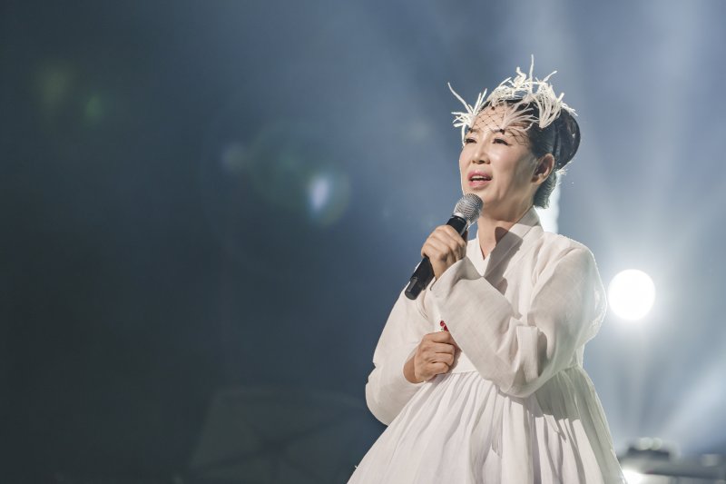 [서울=뉴시스]10일 국립극장더킹카지노 열린 '2025 여우락 페스티벌' 무대에서 서도소리 명창 유지숙이 열창하고 있다. (사진=국립극장 제공)
