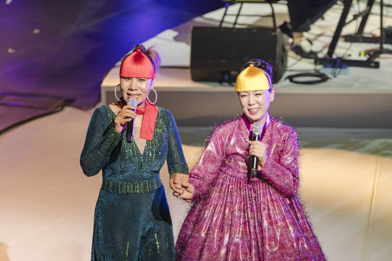 [서울=뉴시스]10일 국립극장더킹카지노 열린 '2025 여우락 페스티벌' 무대에서 가수 인순이와 서도소리 명창 유지숙이 발언하고 있다. (사진=국립극장 제공)