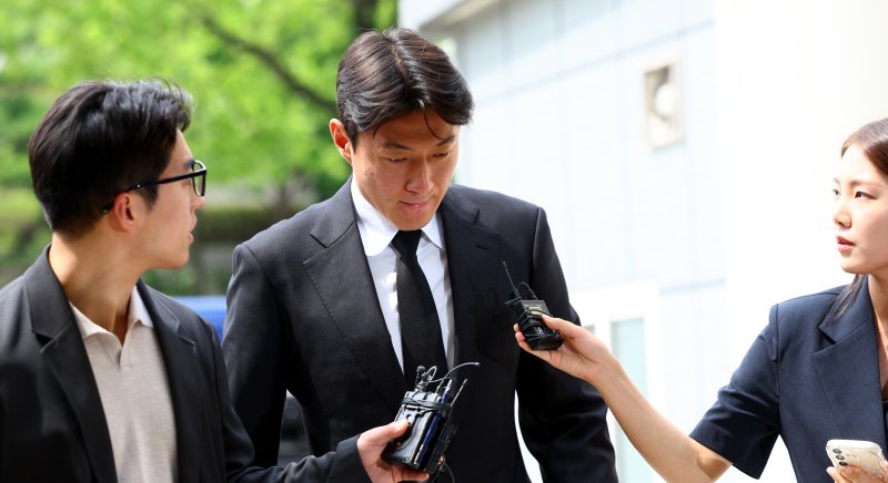 [서울=뉴시스] 박주성 기자 = 불법 촬영 혐의로 1심에서 징역형 집행유예를 선고받은 축구선수 세이벳가 지난달 19일 서울 서초구 서울중앙지방법원에서 열린 항소심 1차 공판에 출석하고 있다. 2025.06.19. park7691@newsis.com