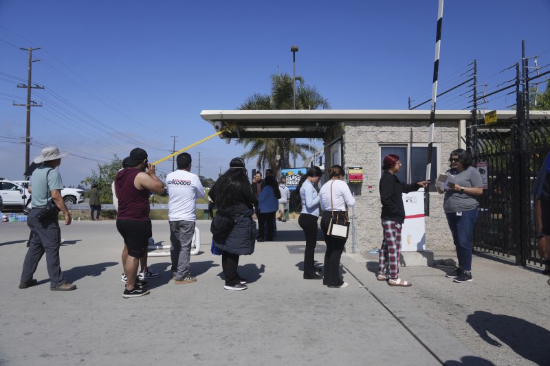 지난 12일(현지시각) 이민 단속 요원들의 급습으로 불법체류로 의심받는 많은 사람들이 체포된 캘리포니아주 카마릴로의 글래스 하우스 농장 앞에 사람들이 모여 있다. 뉴시스