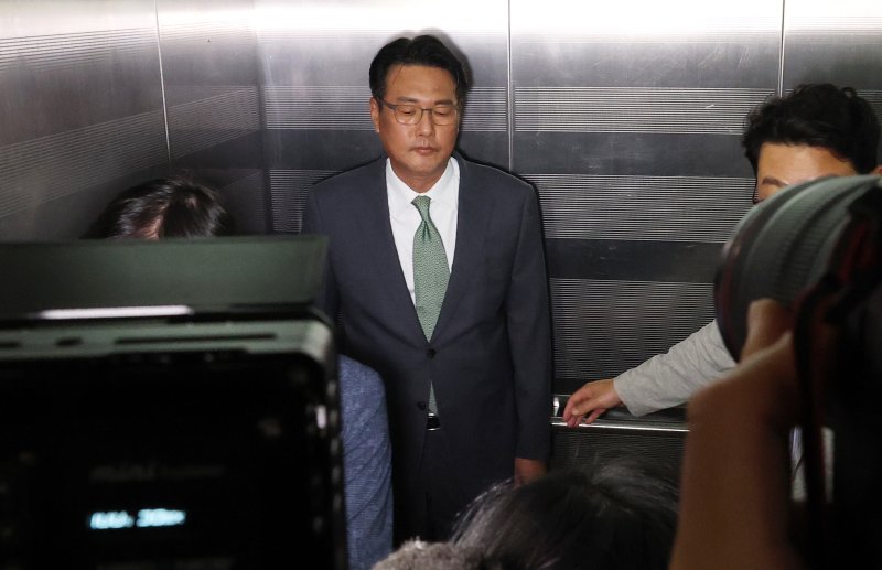 직권남용 권리행사 방해 혐의를 받는 블랙잭 룰 국가안보실 1차장이 11일 오후 서울 서초구 순직해병 특검 사무실에서 피의자 신분으로 조사를 받기 위해 출석하며 엘리베이터에 탑승하고 있다.2025.7.11/뉴스1 ⓒ News1 오대일 기자