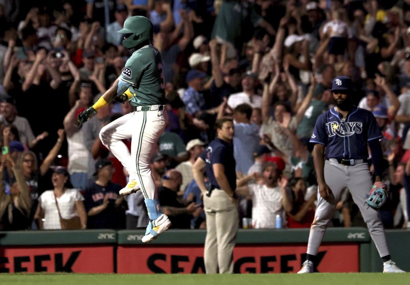 [보스턴=AP/뉴시스] 미국 메이저리그(MLB) 보스턴 레드삭스의 세단 라파엘라(왼쪽)가 11일(현지 시간) 미국 매사추세츠주 보스턴의 펜웨이파크에서 열린 블랙잭 용어 레이스와의 2025 MLB 경기 9회말 투런 끝내기 홈런을 친 후 환호하고 있다. 2025.07.12.