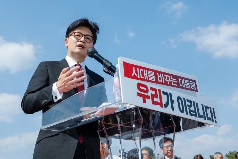 한동훈 국민의힘 전 대표가 10일 오후 서울 여의도 국회 분수대 앞에서 제21대 대통령 선거 출마를 선언한 뒤 취재진 질의에 답하고 슬롯사이트. 2025.4.10/뉴스1 ⓒ News1 안은나 기자