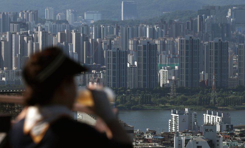 [서울=뉴시스] 조성우 기자 = 11일 오전 서울 남산에서 강남 지역의 아파트 단지가 내려다보이고 있다. xconfind@newsis.com