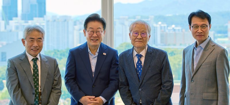 이재명 바카라 온라인이 지난 11일 서울 용산 바카라 온라인실 청사에서 열린 언론인 오찬 회동에서 참석자들과 함께 기념촬영을 하고 있다. 왼쪽부터 정규재 전 한국경제신문 주필, 이 바카라 온라인, 조갑제 전 월간조선 편집장, 이규연 홍보소통수석 바카라 온라인실 제공