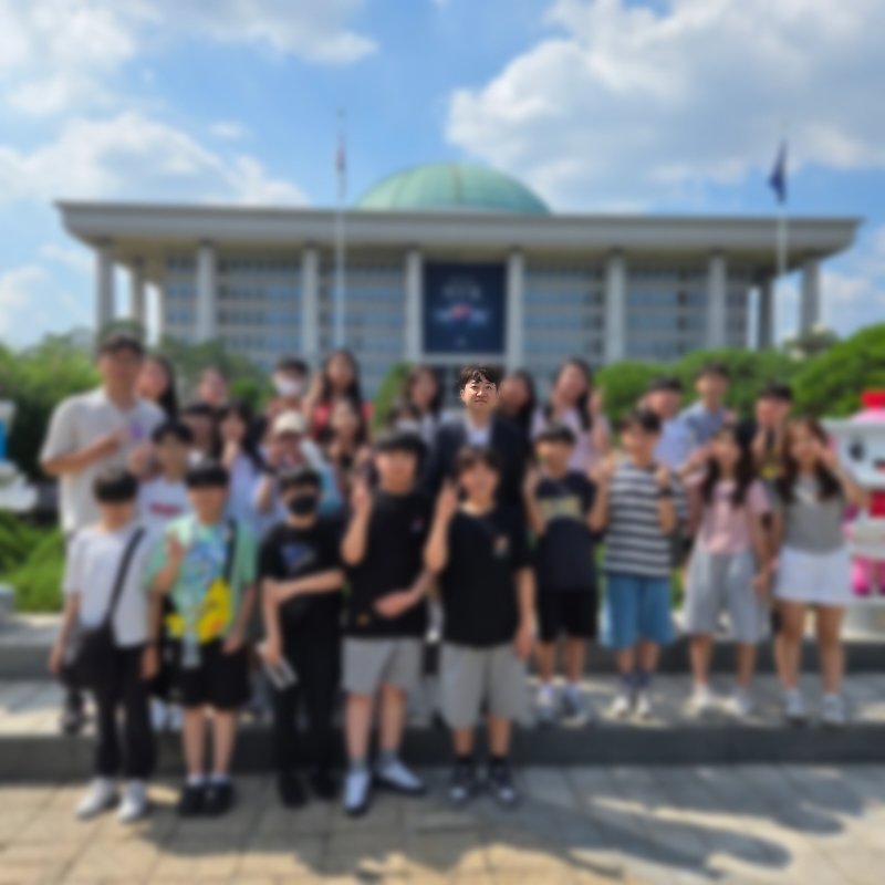 [뉴시스] 이준석 전 개혁신당 기부벳 후보와 만난 교사 이씨와 아이들. (사진=유튜브 갈무리)