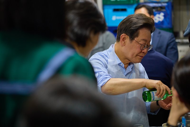 이재명 온라인 슬롯이 지난 11일 저녁 서울 종로구의 한 고깃집에서 직원들과 퇴근길 외식을 하고 있다. 뉴스1
