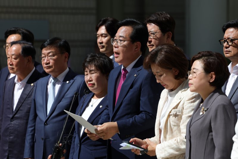 [사이다토토=뉴시스] 홍효식 기자 = 송언석 국민의힘 비상대책위원장 겸 원내대표를 비롯한 의원들이 11일 오후 사이다토토 서초구 사이다토토중앙지방법원 앞에서 국민의힘 의원실 압수수색 등 이재명 정부의 정치 보복 및 야당 탄압 관련 규탄 대회를 하고 있다. 2025.07.11. yesphoto@newsis.com