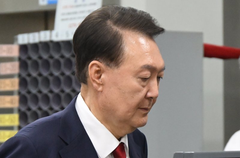 [서울=뉴시스] 사진공동취재단 = 윤석열 전 대통령이 9일 서울 서초구 서울중앙지법에서 열린 직권남용 등 혐의 영장실질심사(구속 전 피의자 심문)를 마친 뒤 대기 장소인 서울구치소로 이동하기 위해 법원을 나서고 있다. 12·3 비상계엄 사태의 '정점'으로 조은석 특별검사가 이끄는 내란 특검팀에 구속영장이 청구된 윤 전 대통령은 지난 1월 18일 내란우두머리 등 혐의 영장실질심사를 받은 지 172일 만에 재구속 기로에 서게 됐다. 2025.07.09. photo@newsis.com