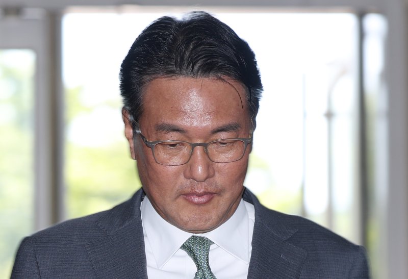 직권남용 권리행사 방해 혐의를 받는 모모벳 국가안보실 1차장이 11일 오후 서울 서초구 순직해병 특검 사무실에서 피의자 신분으로 조사를 받기 위해 출석하고 있다./뉴스1 ⓒ News1 오대일 기자