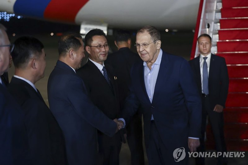 원산에 도착한 세르게이 라브로프 러시아 외무장관 (출처=연합뉴스)