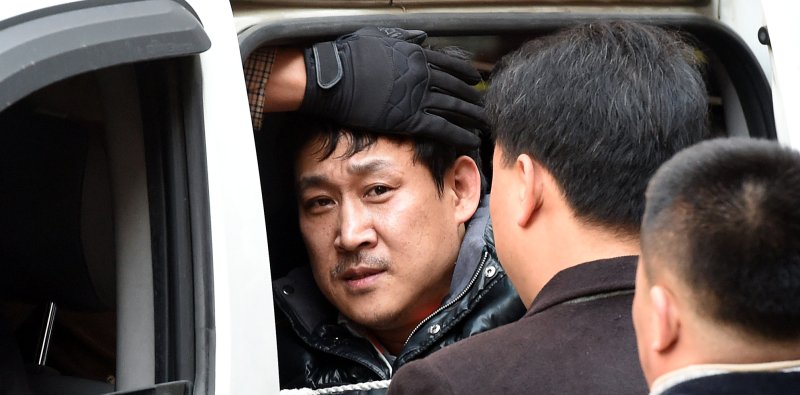 【수원=뉴시스】강종민 기자 = 19일 오전 경기 안산 주택가 인질살인 사건의 피의자 온라인카지노(46·무직)이 현장검증을 마치고 나오며 항의하는 피해자 가족을 바라보고 있다. 2015.01.19 ppkjm@newsis.com