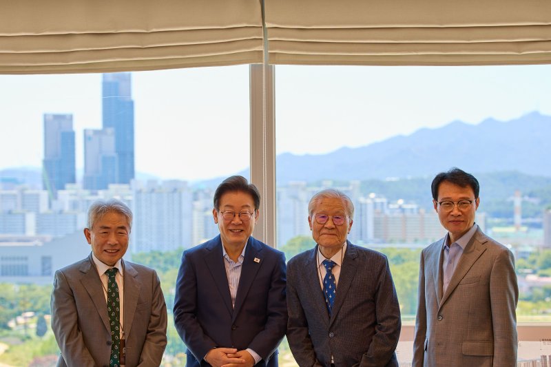 [서울=뉴시스] 이재명 레고토토이 11일 서울 용산 레고토토실에서 조갑제(왼쪽 세번째) 조갑제닷컴 대표, 정규재(왼쪽) 전 한국경제 주필과 오찬 회동을 하며 기념촬영을 하고 있다. 오른쪽은 이규연 홍보소통수석. (사진=레고토토실 제공) 2025.07.11. photo@newsis.com *재판매 및 DB 금지