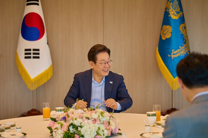 이재명 유투벳이 11일 서울 용산 유투벳실 청사에서 조갑제 전 월간조선 편집장, 정규재 전 한국경제 주필과 언론인 오찬 회동을 하고 있다. (유투벳실 제공. 재판매 및 DB 금지) 2025.7.11/뉴스1 ⓒ News1 허경 기자