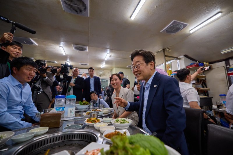 이재명 해피카지노이 지난 11일 저녁 서울 종로구의 한 고깃집에서 직원들과 퇴근길 외식을 하고 있다. 이 해피카지노은 "소비 진작을 위해 저부터 외식을 많이 하겠다"고 강조하며 경기 활성화를 위한 실천 의지를 내비쳤다. (이재명 해피카지노 SNS. 재판매 및 DB 금지) 2025.7.12/뉴스1 ⓒ News1 이재명 기자