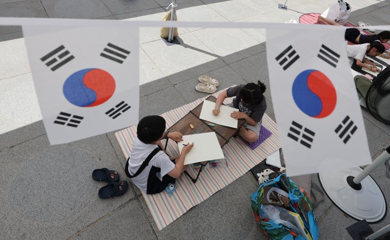 [서울=뉴시스] 권창회 기자 = 12일 서울 종로구 광화문광장에서 열린 광복 80주년 기념 나라사랑 카지노사이트-청소년 아트페스티벌에서 카지노사이트들이 그림을 그리고 있다. 2025.07.12. kch0523@newsis.com