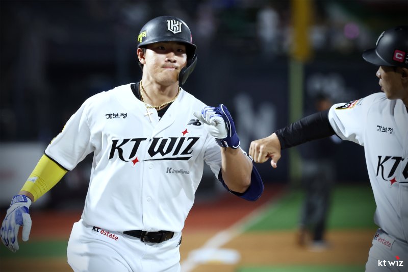 [서울=뉴시스] 프로야구 KT 위즈 바카라 용어이 5월30일 수원KT위즈파크에서 열린 2025 신한 쏠뱅크 KBO리그 KIA 타이거즈와의 경기에서 홈런을 친 뒤 베이스를 돌고 있다. (사진=KT 위즈 제공) 2025.05.30. *재판매 및 DB 금지