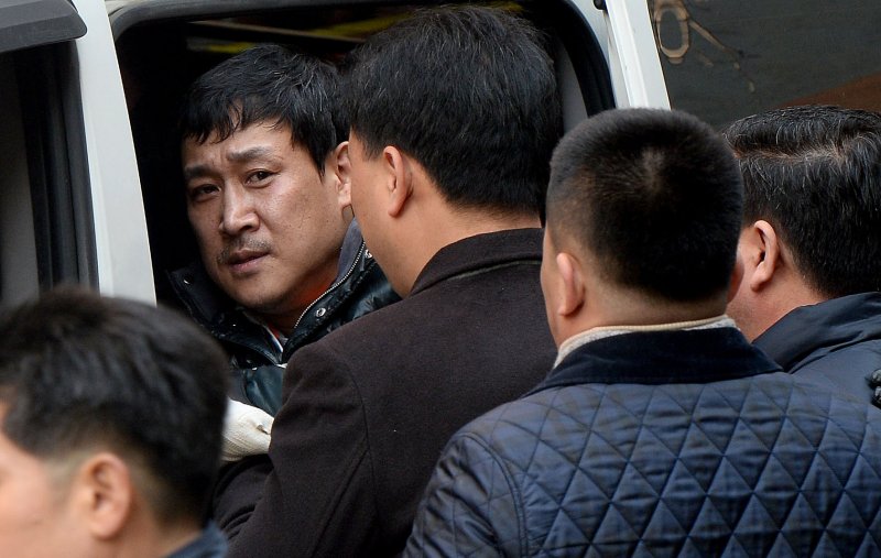 '안산 레부카지노극' 피의자 김상훈이 19일 오전 경기도 안산시 상록구 본오동 현장검증을 마치고 차량에 탑승하고 있다. 피의자는 지난 13일 안산시 본오동 가정집에서 인질극을 벌이며 부인의 전남편을 비롯해 두명을 살해했다. 2015.1.19/뉴스1 ⓒ News1 이재명 기자