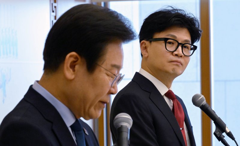 [서울=뉴시스] 조성봉 기자 = 한동훈 카지노게임의힘 대표가 1일 서울 여의도 국회에서 열린 여야 대표 회담에서 이재명 더불어민주당 대표의 모두발언을 듣고 있다.(공동취재) 2024.09.01. photo@newsis.com