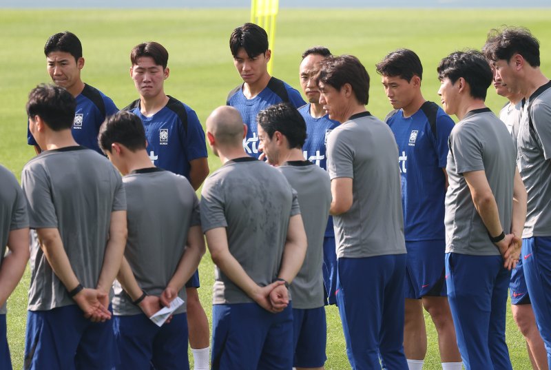 온라인바카라 전 선수들에게 설명하는 홍명보 감독(가운데) 2025.7.3/뉴스1 ⓒ News1 김영운 기자