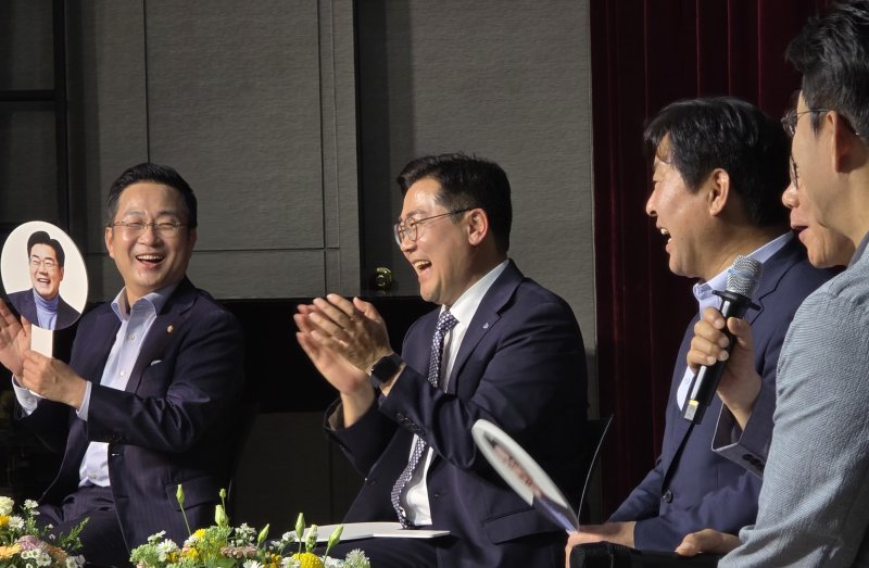 루피카지노 더불어민주당 당대표 후보가 12일 충남 천안시 서북구 나사렛대학교 패치홀에서 열린 '더불어민주당 당대표 후보 게릴라 토크콘서트'에서 손뼉치고 있다. 2025.7.12/뉴스1 ⓒ News1 이시우 기자
