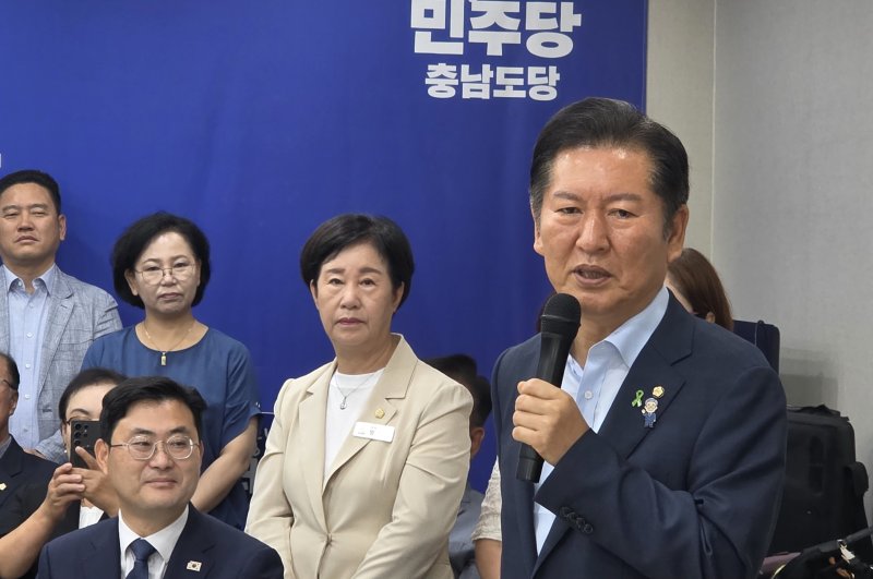 12일 충남 천안시 서북구 더불어민주당 충남도당에서 당루피카지노 선거에 출마한 정청래 의원이 '천안아산 핵심당원 간담회'에 참석해 당원들에게 인사말을 하고 있다. 2025.7.12/뉴스1 ⓒ News1 이시우 기자