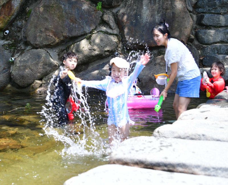 [구례=뉴시스] 이현행 기자 = 12일 오전 전남 구례 지리산 피아골 카림토토서 한 아이가 물장구를 치고 있다. 2025.07.12. lhh@newsis.com