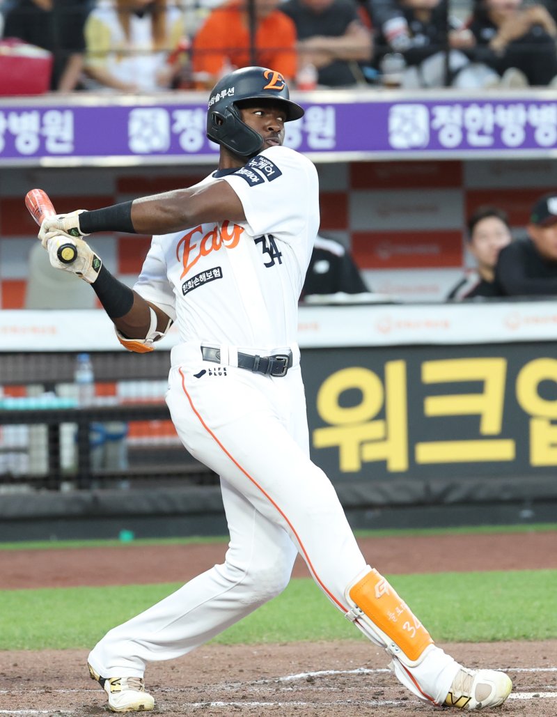 4일 대전 칼리토토생명볼파크에서 열린 '2025 신한 SOL 뱅크 KBO리그' 프로야구 한화 이글스 대 KT 위즈 경기에서 한화 플로리얼이 타격하고 있다. 2025.6.4/뉴스1 ⓒ News1 김기남 기자