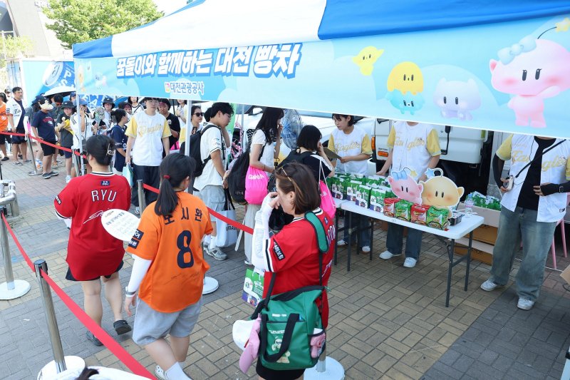 [대전=뉴시스]12일 대전한화생명볼파크에서 열린 프로야구 올스타전에 0시 축제 홍보의 히든카드 유니콘카지노가 등장해 큰 호응을 얻었다. (사진=대전시 제공) 2025. 07. 12 photo@newsis.com *재판매 및 DB 금지