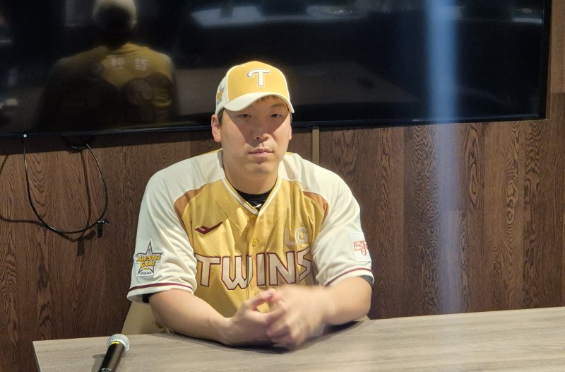 [대전=뉴시스] 문채현 기자 = 프로야구 꽁 머니 카지노 3 만 트윈스 안현민이 12일 대전 한화생명볼파크에서 열리는 2025 신한 쏠뱅크 KBO 올스타전을 앞두고 취재진과 인터뷰를 하고 있다. 2025.07.12. dal@newsis.com *재판매 및 DB 금지