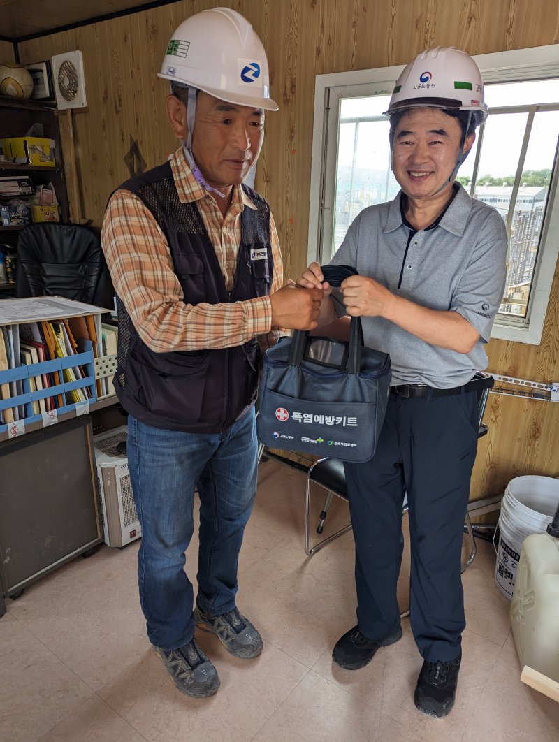 [양산=뉴시스] 권구형 지청장이 벳위즈 예방키트를 전달하고 있다. (사진=양산시 제공) 2025.07.12. photo@newsis.com *재판매 및 DB 금지