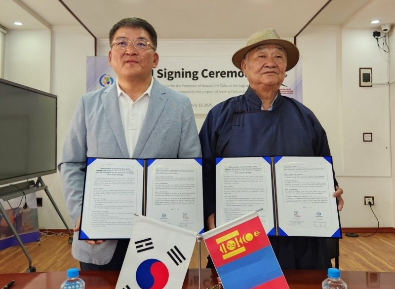 [예천=뉴시스] 김학동 온라인카지노 이사장(예천군수)이 12일 몽골 자연문화유산보호재단과 전통 활쏘기 문화 교류 및 유네스코 인류무형문화유산 공동 등재를 위한 업무협약을 체결하고 있다. (사진=예천군 제공) 2025.07.12. photo@newsis.com *재판매 및 DB 금지