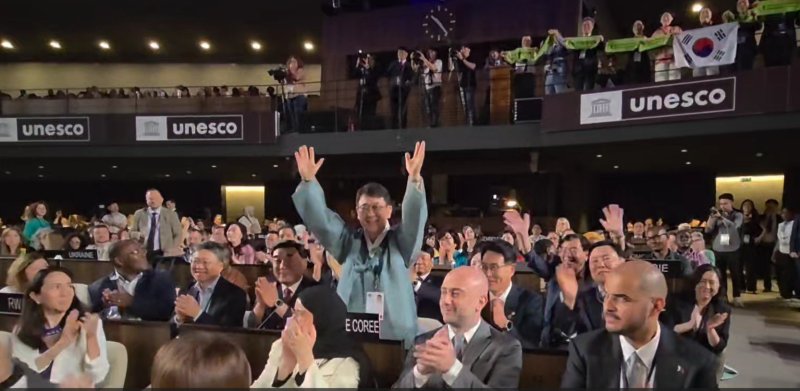 [서울=뉴시스] 프랑스 파리에서 개최되고 있는 제47차 세계블랙잭위원회에서 반구천 암각화가 세계문화블랙잭에 등재된 것에 환호하는 최응천 국가블랙잭청장(왼쪽에서 세번째) (사진=국가블랙잭청 제공) 2025.07.12. photo@newsis.com *재판매 및 DB 금지