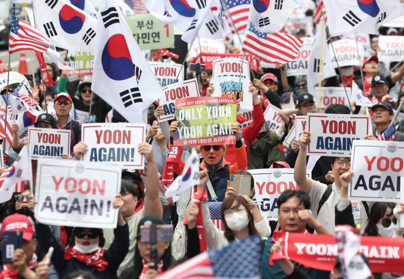 [서울=뉴시스] 김진아 기자 = 19일 서울 서초구 교대역 인근에서 윤석열 카지노 토토의 복귀를 요구하는 2030의 '윤어게인(YOON AGAIN)' 집회가 열리고 있다. 2025.04.19. bluesoda@newsis.com