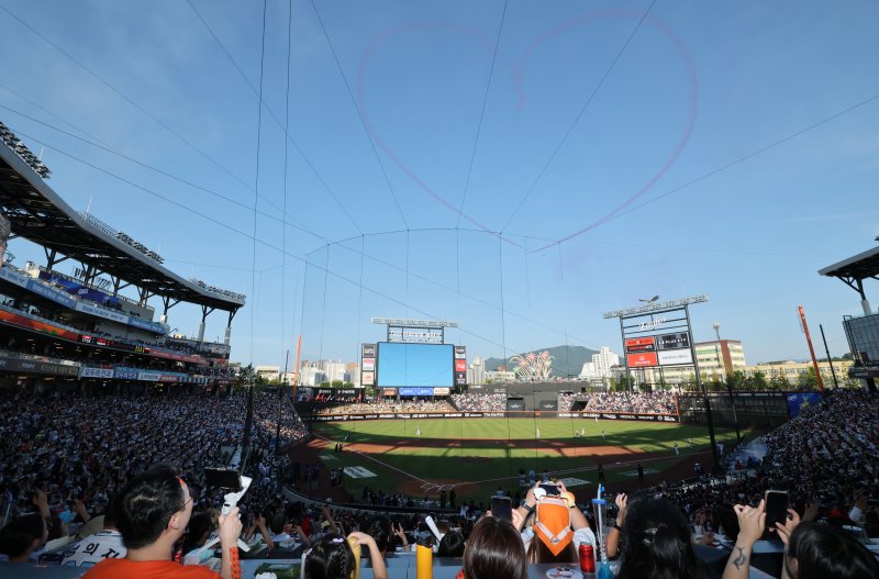 12일 오후 대전 한화생명볼파크에서 열린 '2025 신한 SOL Bank KBO 올스타전'에서 대한민국 공군 특수비행팀 블랙이글스가 축하공연을 선보이고 있다. 2025.7.12/뉴스1 ⓒ News1 김기태 기자