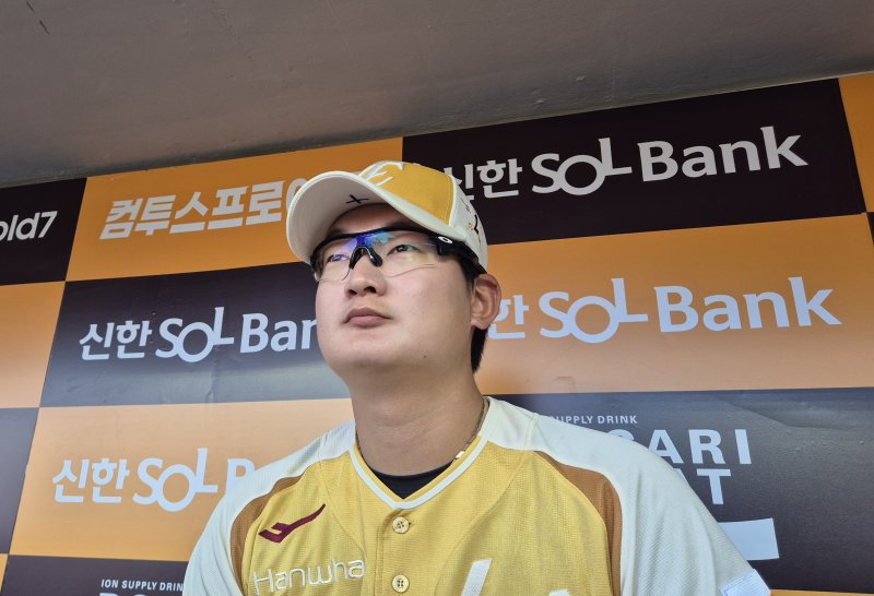 [대전=뉴시스] 프로야구 한화 이글스 사설 카지노이 12일 대전 한화생명볼파크에서 열린 2025 신한 쏠뱅크 KBO 올스타전을 앞두고 취재진과 인터뷰를 하고 있다. 2025.07.12. dal@newsis.com *재판매 및 DB 금지