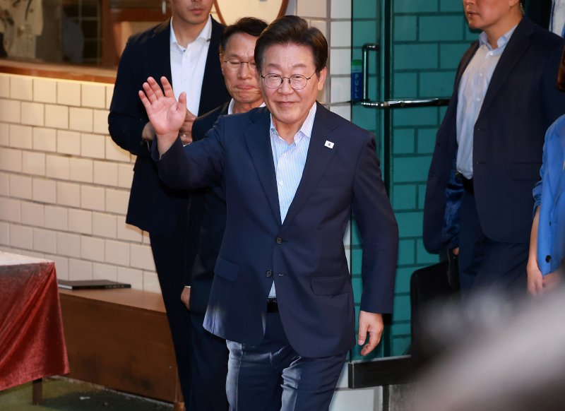 [서울=뉴시스] 이영환 기자 = 이재명 대통령이 11일 서울 종로구 광화문의 한 식당에서 식사를 마친 후 시민들에게 손인사를 하고 있다. 이 대통령은 SNS에 식사 계획을 알리며 "이처럼 어려운 시기에 21일부터 시행되는 민생회복 소비쿠폰 정책이 내수 진작과 지역 산타카지노 활성화에 활력을 불어넣길 기대한다"고 밝혔다. 2025.07.11. 20hwan@newsis.com