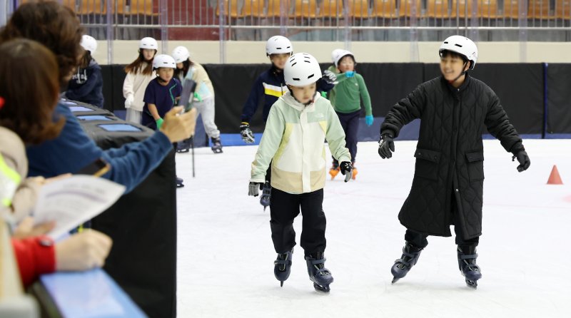 연일 레드벨벳 토토이 기승을 부리고 있는 2일 전북 전주시 화산체육관 빙상경기장을 찾은 어린이들이 스케이트를 타며 더위를 식히고 있다. 2025.7.2/뉴스1 ⓒ News1 유경석 기자